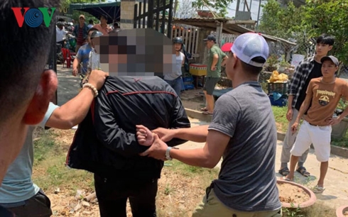 Muốn có tiền ăn chơi, 2 thiếu niên cướp giật điện thoại di động