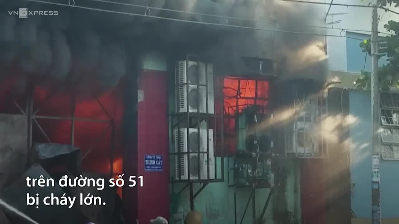Kho chứa nông sản ở ngoại ô Sài Gòn bốc cháy ngùn ngụt