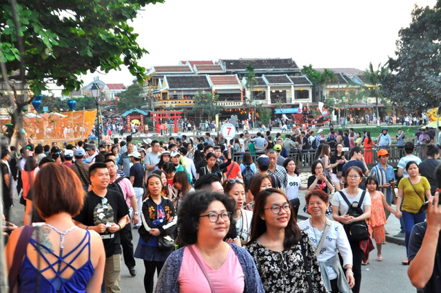 hoi an chat kin du khach trong dip nghi le