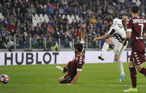 higuain lai giai cuu juventus o tran derby turin