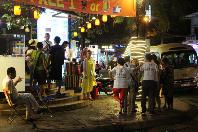 nha trang khach trung quoc nhon nhip ve dem tren pho tay