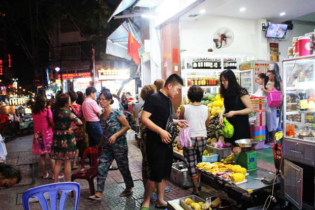 nha trang khach trung quoc nhon nhip ve dem tren pho tay