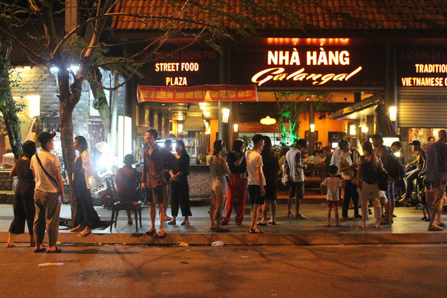 nha trang khach trung quoc nhon nhip ve dem tren pho tay