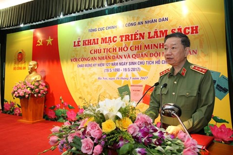 khai mac trien lam sach ve chu tich ho chi minh