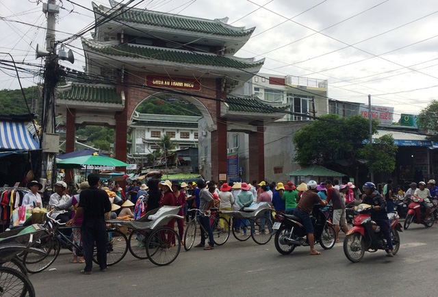 van nan cheo keo ban hang rong bua vay cong mieu ba chua xu