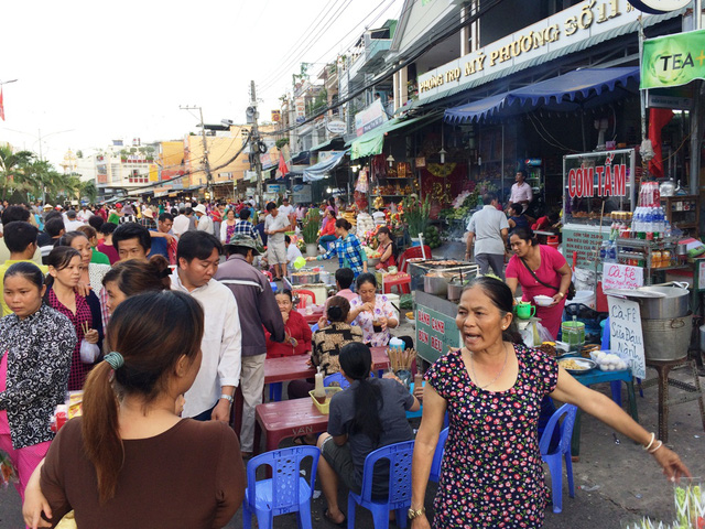 van nan cheo keo ban hang rong bua vay cong mieu ba chua xu