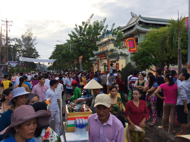 Vấn nạn chèo kéo, bán hàng rong… bủa vây cổng Miếu Bà Chúa Xứ