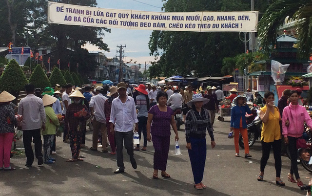 van nan cheo keo ban hang rong bua vay cong mieu ba chua xu