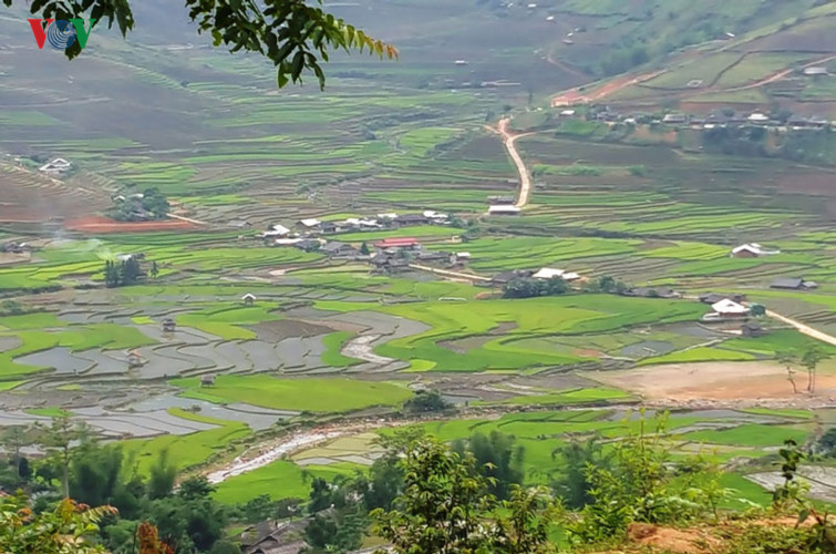 man du luon dep nhu tranh tren diem bay khau pha