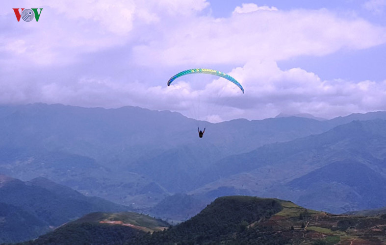 man du luon dep nhu tranh tren diem bay khau pha