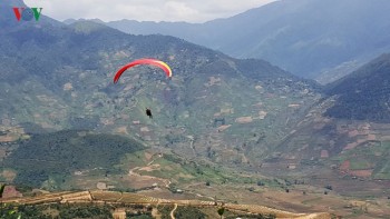 Màn dù lượn đẹp như tranh trên điểm bay Khau Phạ