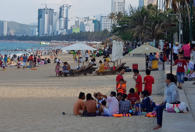 nha trang bay ban hang rong xa rac bua bai tai dien trong dip le 304