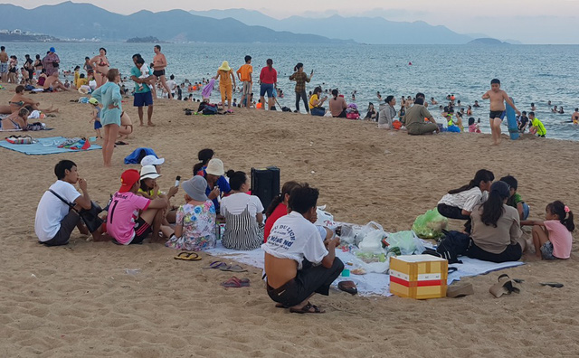 nha trang bay ban hang rong xa rac bua bai tai dien trong dip le 304