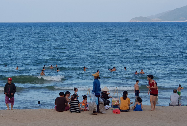 nha trang bay ban hang rong xa rac bua bai tai dien trong dip le 304