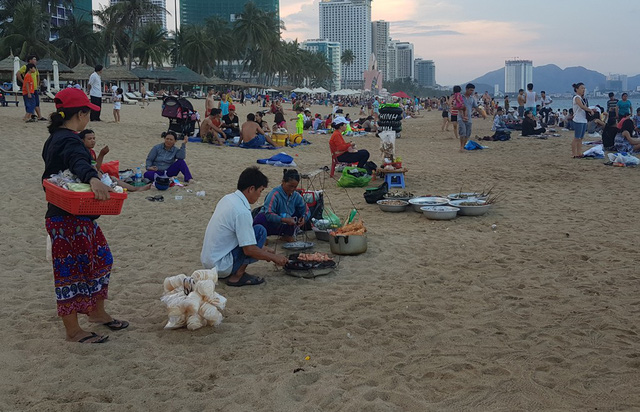 nha trang bay ban hang rong xa rac bua bai tai dien trong dip le 304