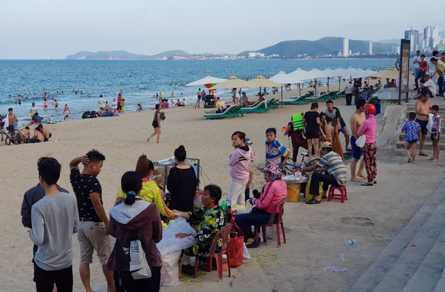 nha trang bay ban hang rong xa rac bua bai tai dien trong dip le 304