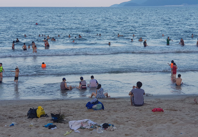 nha trang bay ban hang rong xa rac bua bai tai dien trong dip le 304