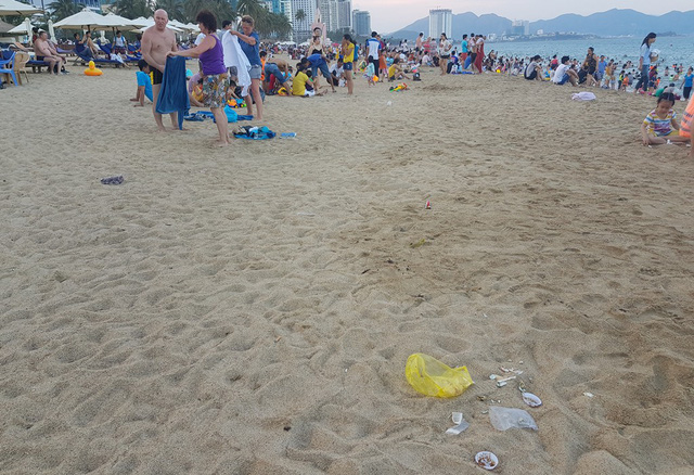 nha trang bay ban hang rong xa rac bua bai tai dien trong dip le 304