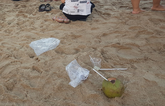 nha trang bay ban hang rong xa rac bua bai tai dien trong dip le 304