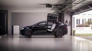 Tesla bên bờ vực phá sản?