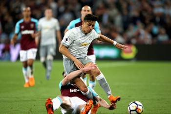 Alexis Sanchez mờ nhạt, MU chấp nhận chia điểm với West Ham