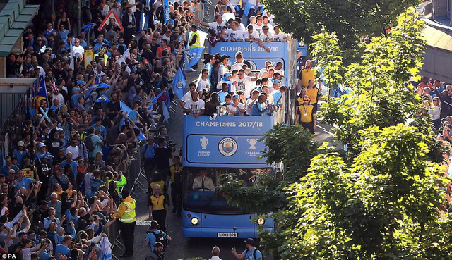 man city tung bung dieu hanh an mung chuc vo dich premier league