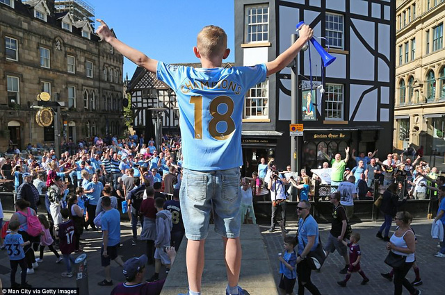 man city tung bung dieu hanh an mung chuc vo dich premier league