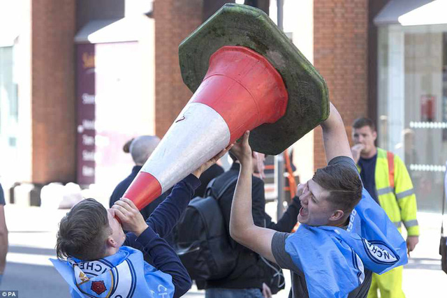 man city tung bung dieu hanh an mung chuc vo dich premier league