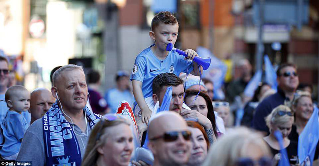 man city tung bung dieu hanh an mung chuc vo dich premier league