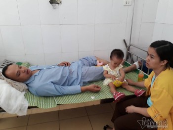 Hành khách kể phút ôm con 1 tuổi lộn nhào theo toa tàu xuống ruộng