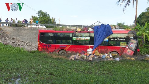 xe khach mat lai lao xuong ruong 4 nguoi bi thuong