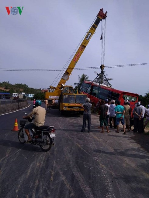 xe khach mat lai lao xuong ruong 4 nguoi bi thuong