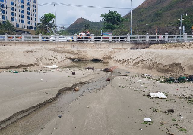 nha trang bai bien o nhiem nang khien du khach chay mat dep