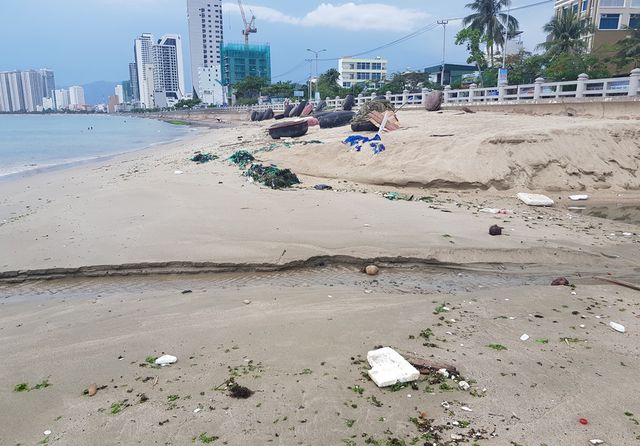 nha trang bai bien o nhiem nang khien du khach chay mat dep