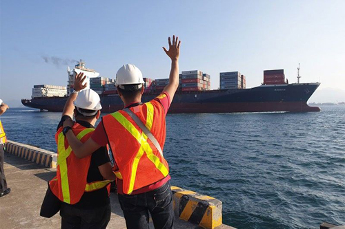 tau cho 69 container rac tu philippines len duong toi canada