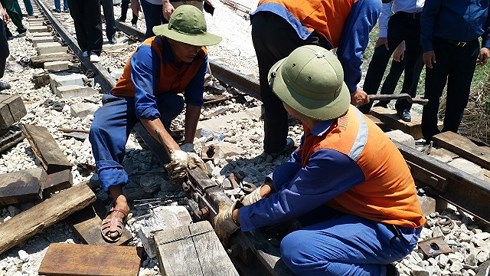 Phát hiện nhân viên gác chắn đường sắt uống rượu, ngủ gật lúc trực tàu phat hien nhan vien gac chan duong sat uong ruou ngu gat luc truc tau