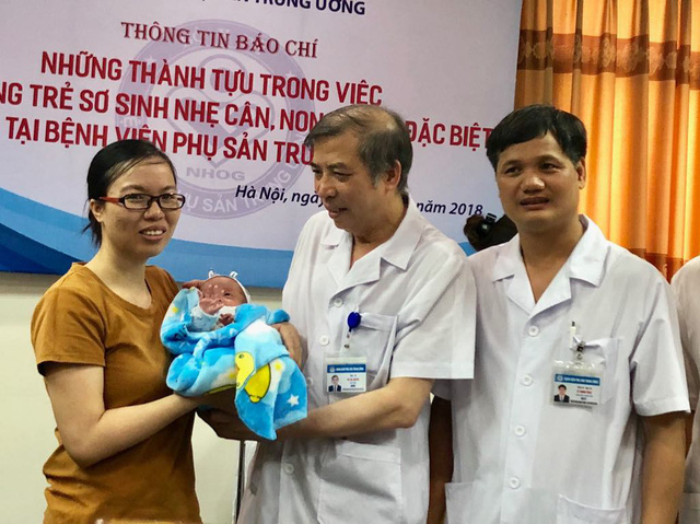 Bé gái sinh non 500gram nhỏ như một bàn tay được cứu sống ngoạn mục