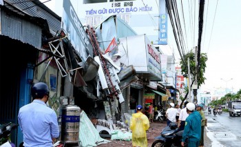 Giông lốc quật đổ cột phát sóng cao 30m, đè nhiều nhà dân