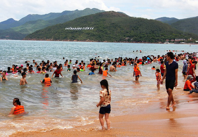 bien quy nhon dong nghit nguoi giua trua tet doan ngo