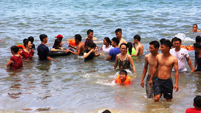 bien quy nhon dong nghit nguoi giua trua tet doan ngo