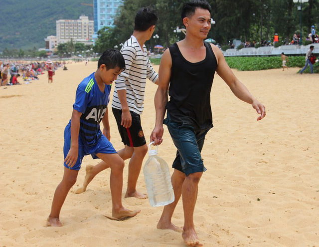 bien quy nhon dong nghit nguoi giua trua tet doan ngo