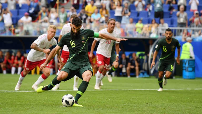 Được VAR tặng phạt đền, Australia cầm hòa Đan Mạch