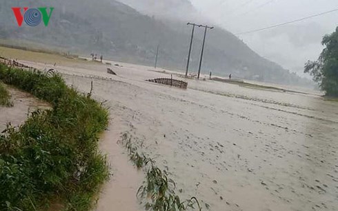 nhieu tuyen duong o lao cai lai chau ach tac hoan toan do mua lu