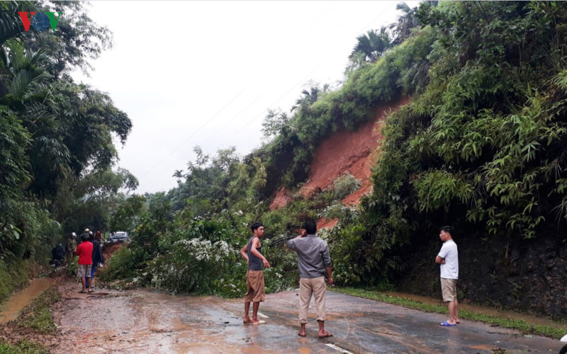 duong thanh suoi cau sap nha dan ngap nuoc vi mua lu