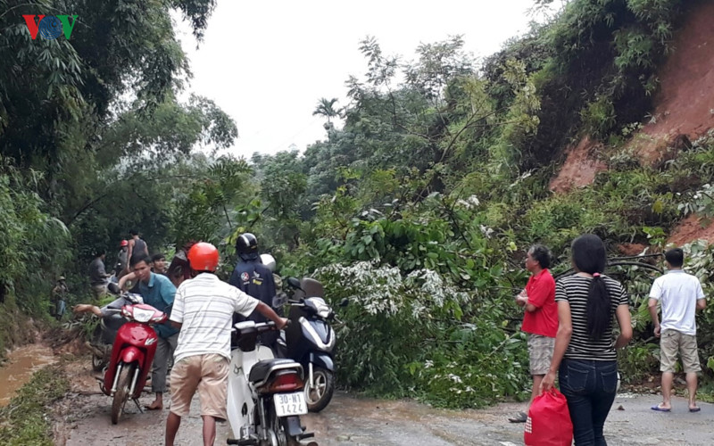 duong thanh suoi cau sap nha dan ngap nuoc vi mua lu