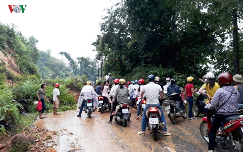 duong thanh suoi cau sap nha dan ngap nuoc vi mua lu