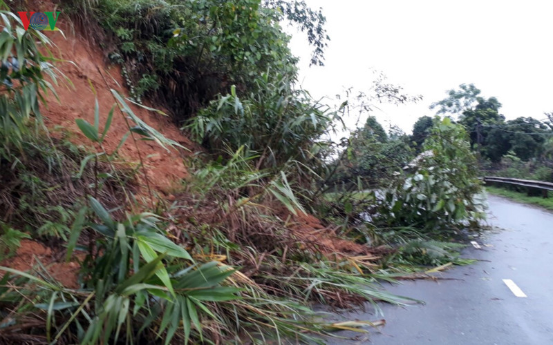 duong thanh suoi cau sap nha dan ngap nuoc vi mua lu