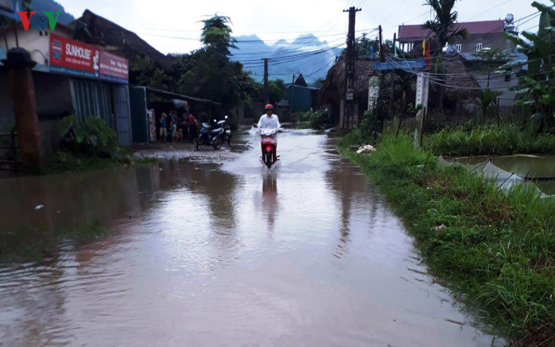 duong thanh suoi cau sap nha dan ngap nuoc vi mua lu