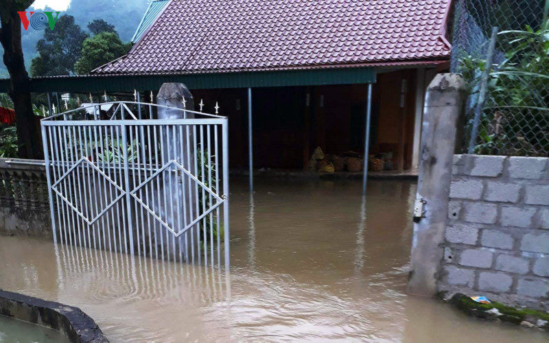 duong thanh suoi cau sap nha dan ngap nuoc vi mua lu