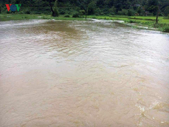 duong thanh suoi cau sap nha dan ngap nuoc vi mua lu